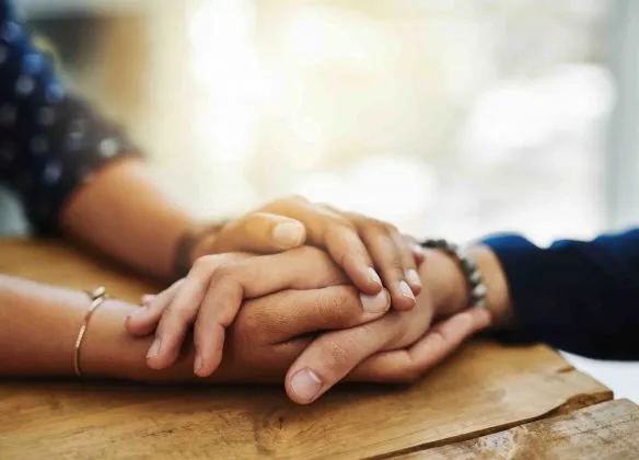 Main de personne en deuil qui se tiennent