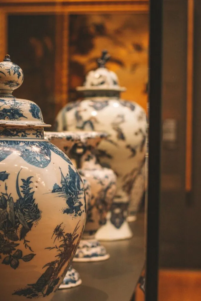 Sélection d'urnes funéraires artistiques en porcelaine et céramique