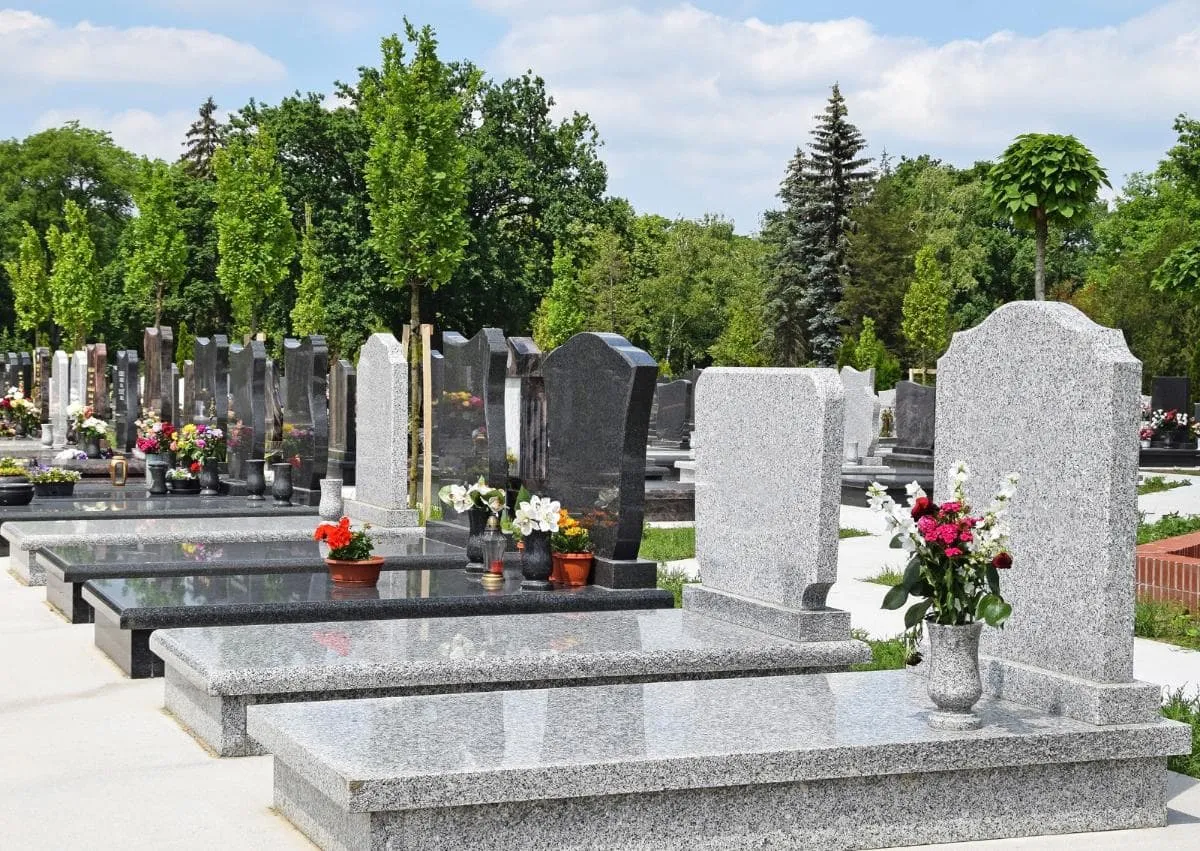 Exemples de pierres tombales modernes et caveaux familiaux en granit
