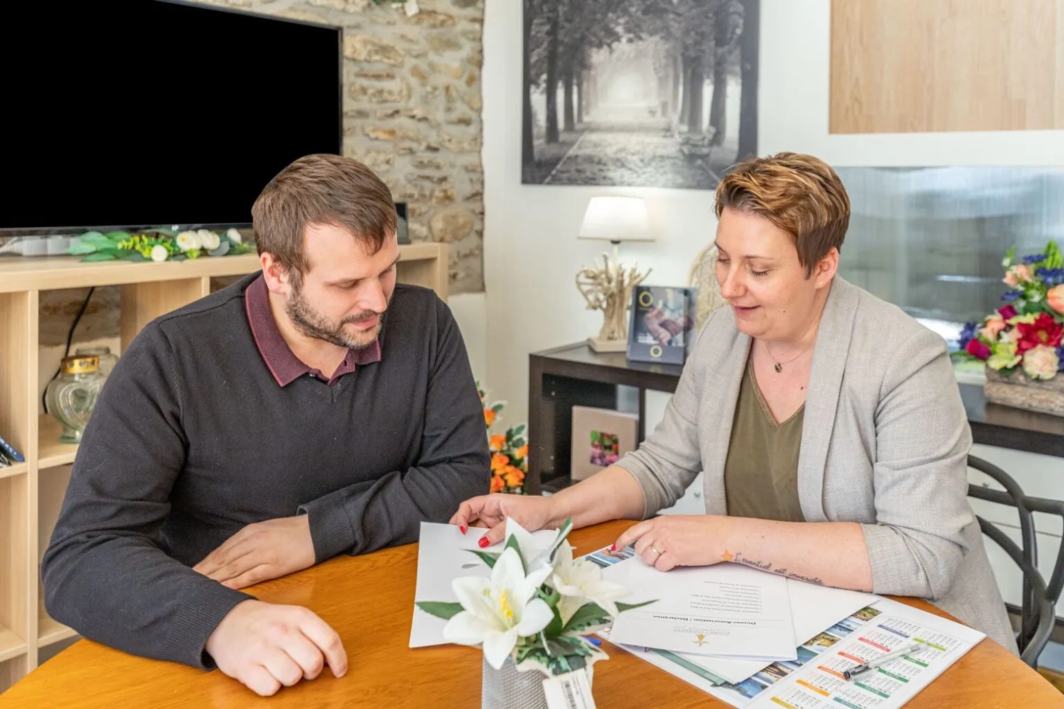 Conseillère funéraire en entretien avec un proche