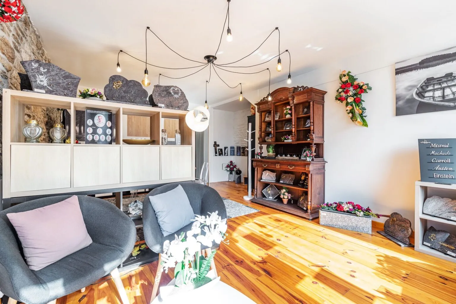 Intérieur chaleureux du magasin funéraire avec fauteuils confortable