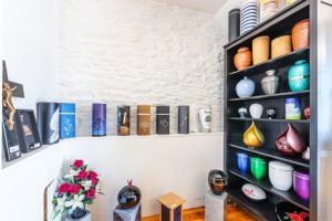 fleurs dans un vase dans un cimetiere