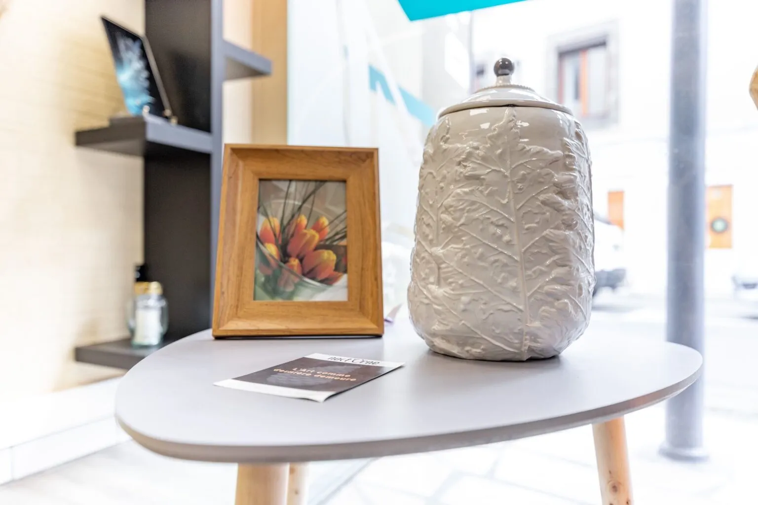 Cadre photo et urne dans la boutique